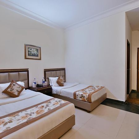 Family Spot Hotel New Delhi Exterior photo