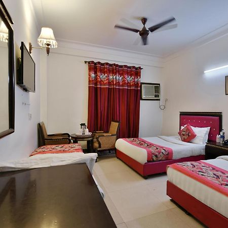 Family Spot Hotel New Delhi Exterior photo