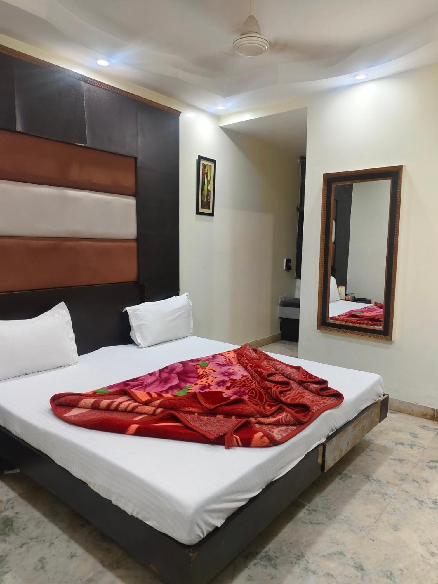 Family Spot Hotel New Delhi Exterior photo