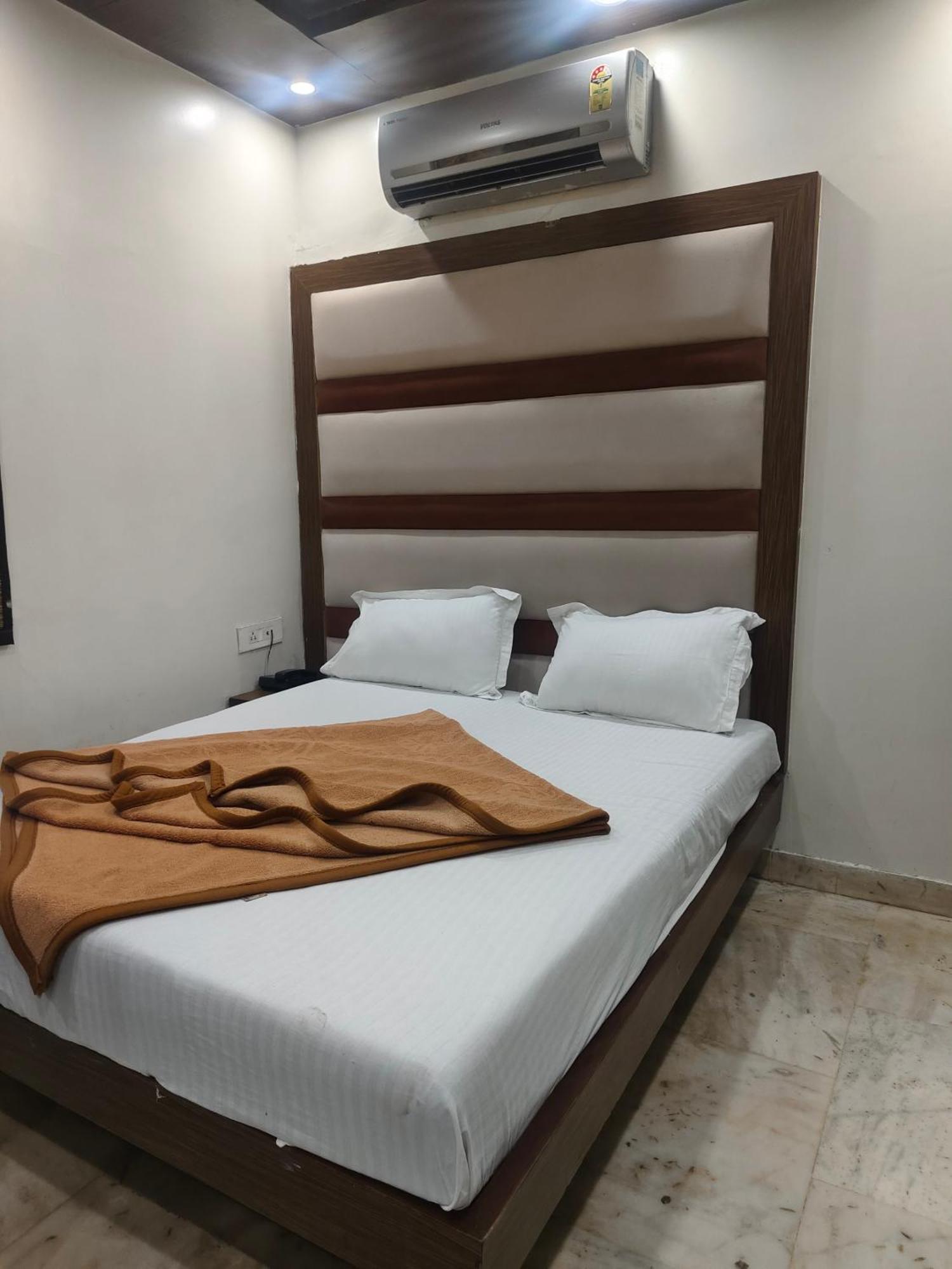 Family Spot Hotel New Delhi Exterior photo