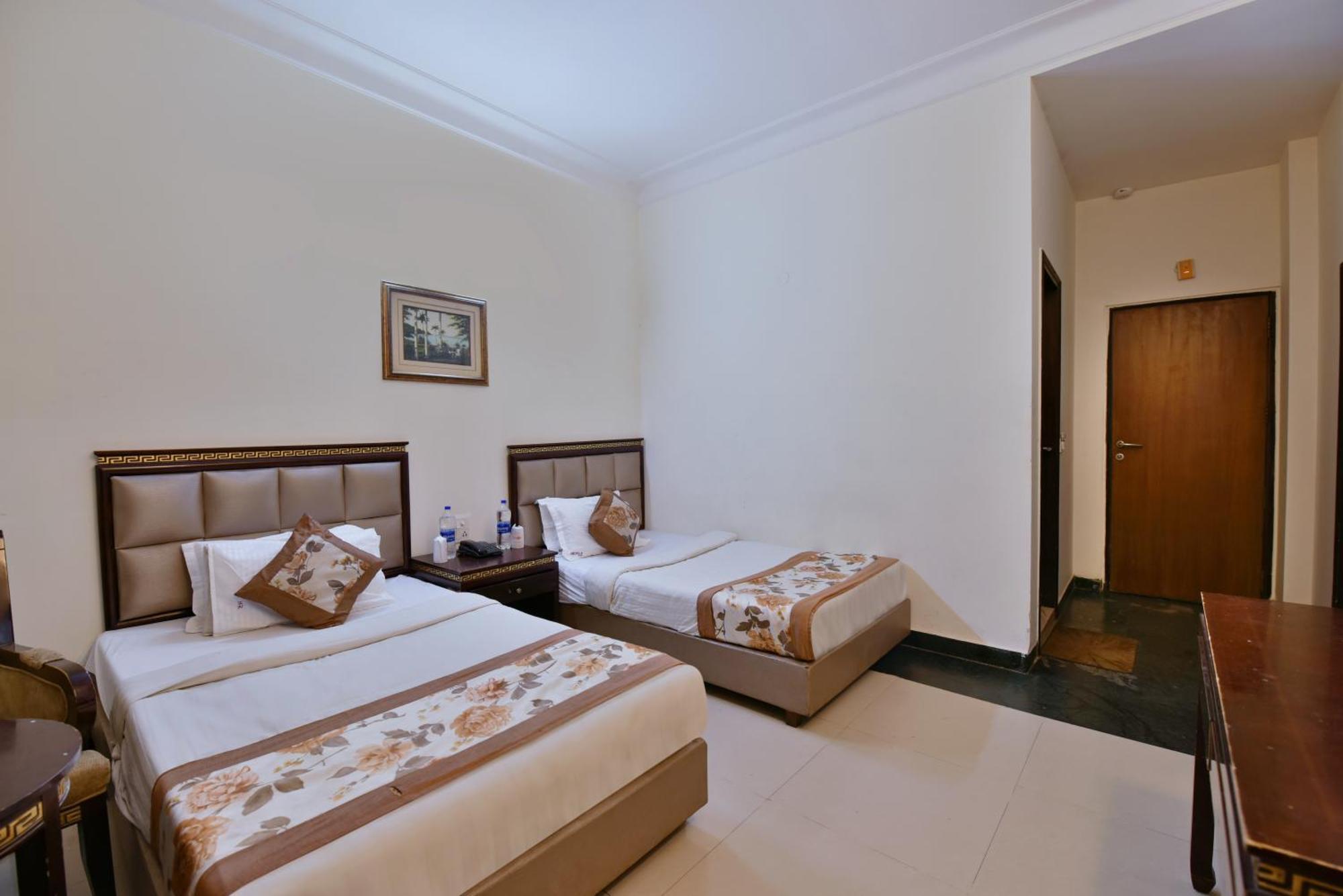 Family Spot Hotel New Delhi Exterior photo