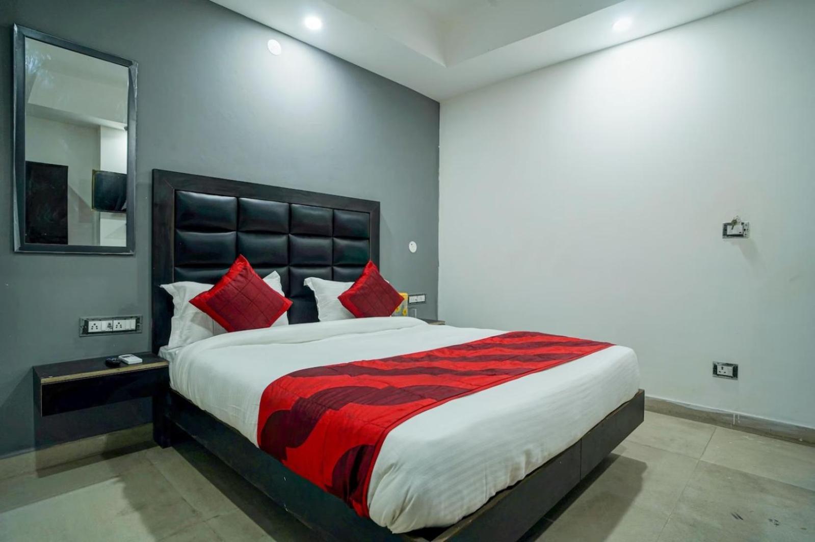 Family Spot Hotel New Delhi Exterior photo