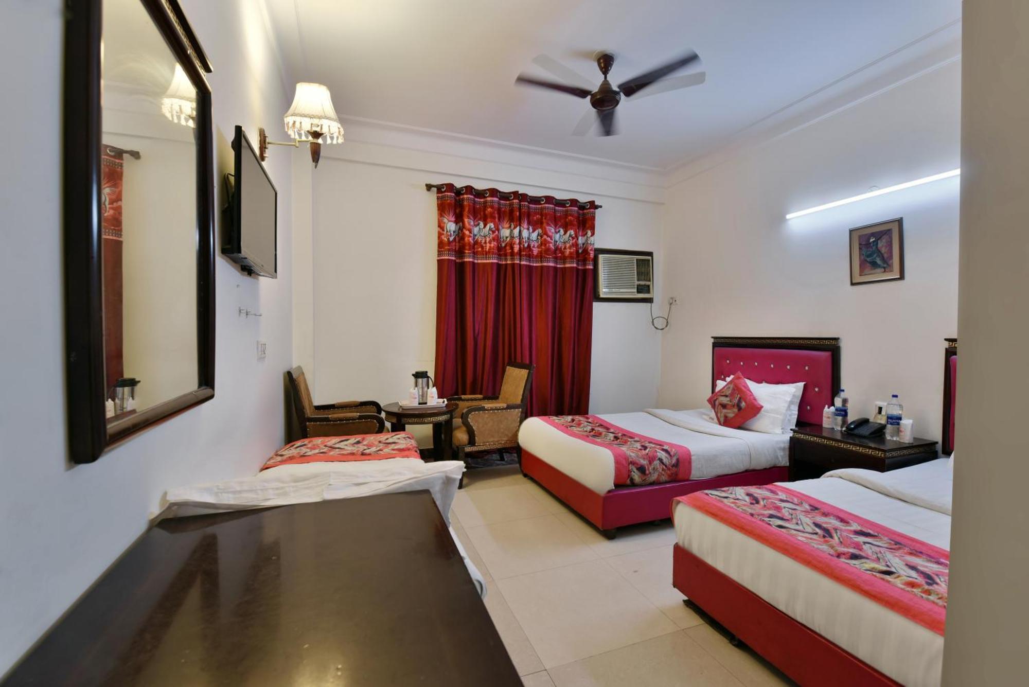 Family Spot Hotel New Delhi Exterior photo