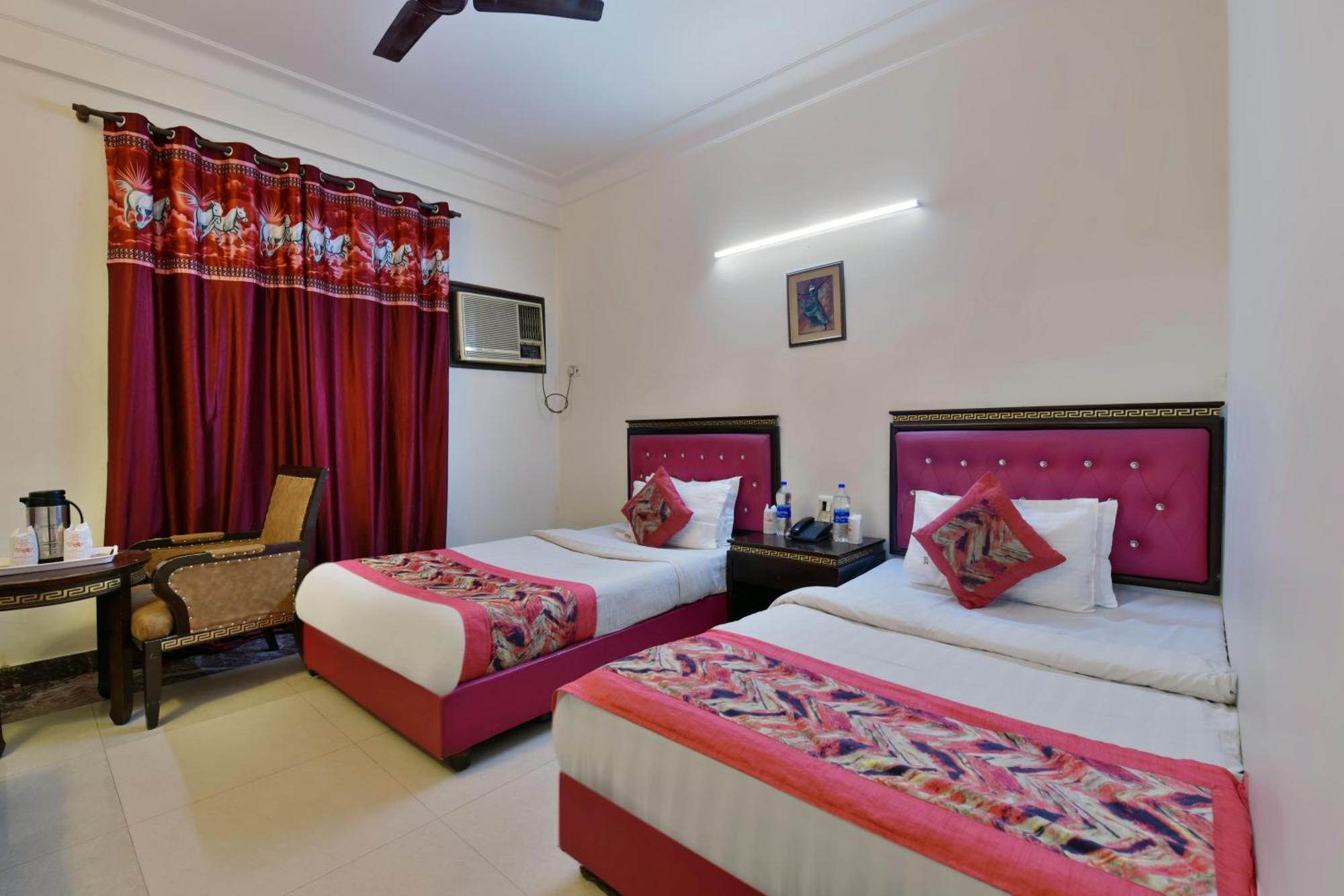 Family Spot Hotel New Delhi Exterior photo