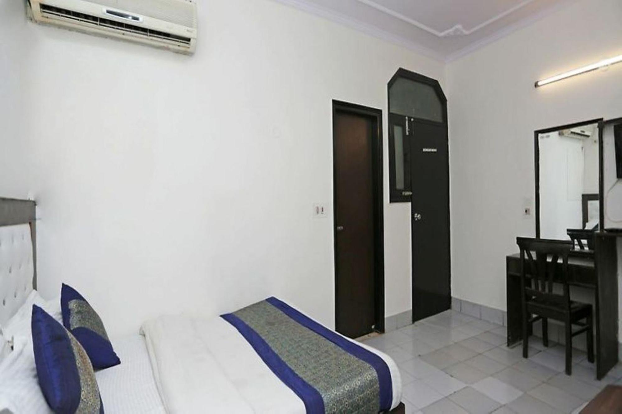 Family Spot Hotel New Delhi Exterior photo