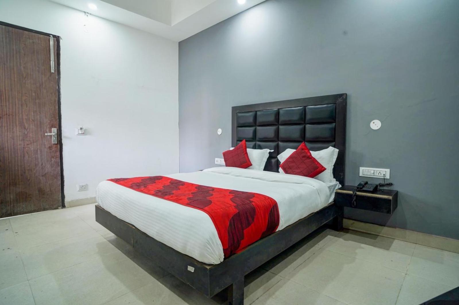 Family Spot Hotel New Delhi Exterior photo