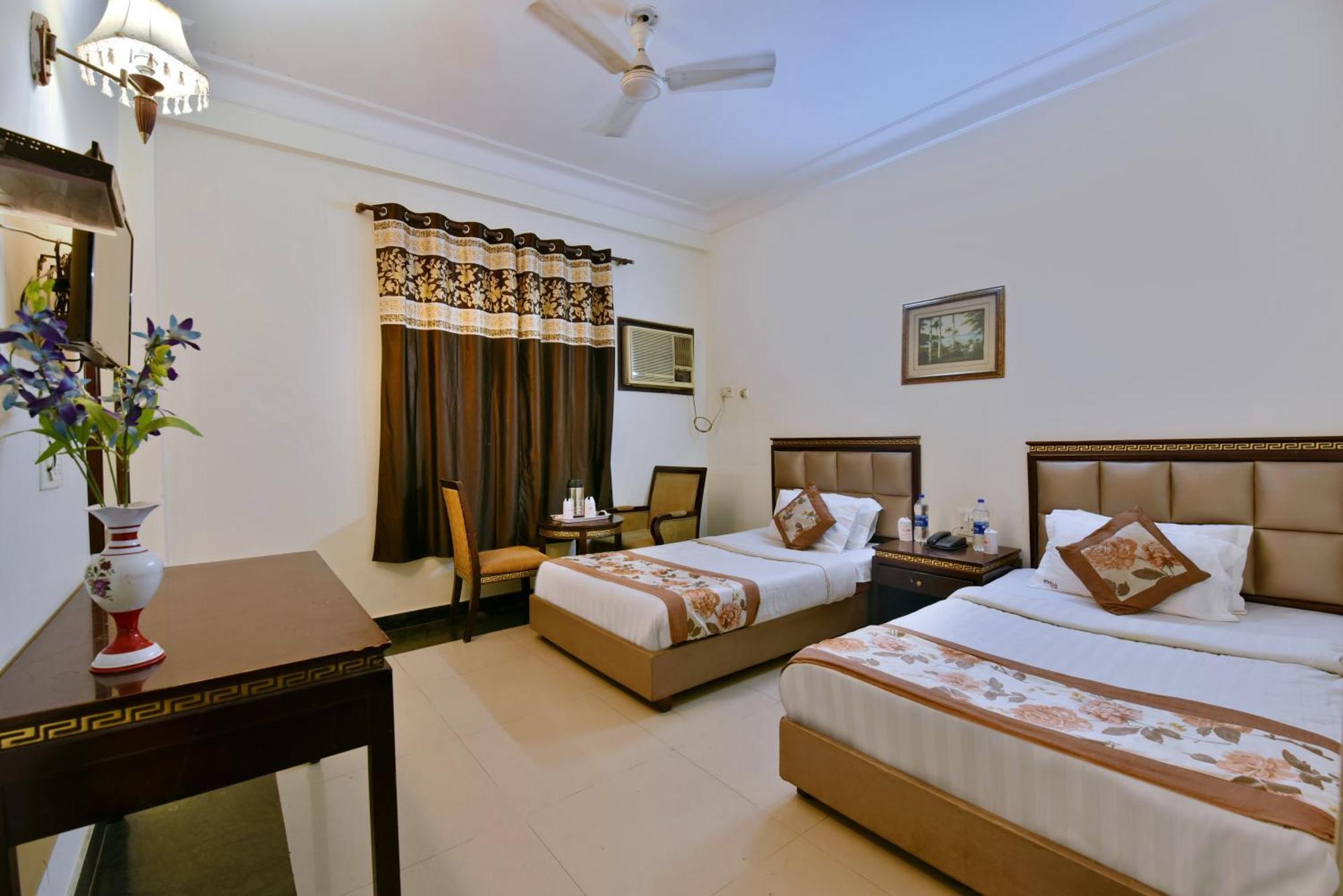Family Spot Hotel New Delhi Exterior photo